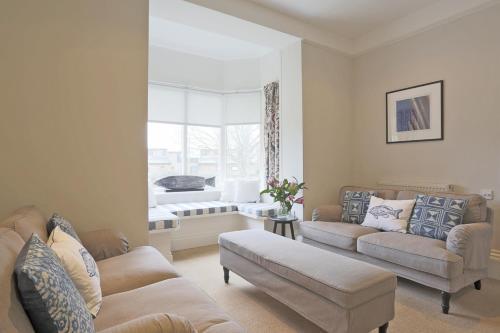 Aldeburgh Villa Sleeps 14 With Wifi