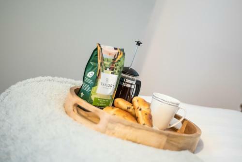 Klass Living - Nicol Apartment, Airdrie