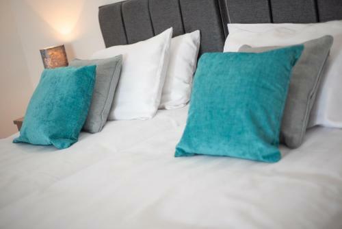Klass Living - Nicol Apartment, Airdrie
