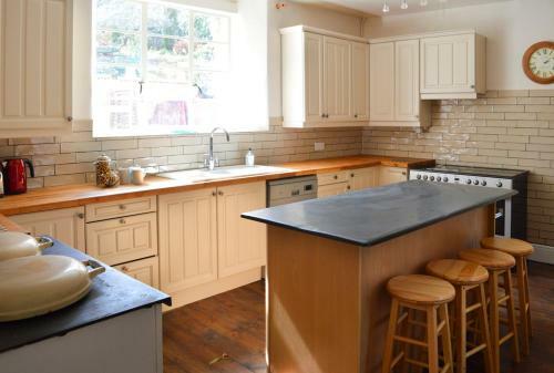 Barnstaple Villa Sleeps 24 Wifi