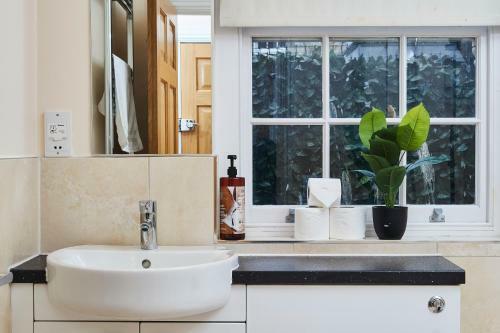 Bath's Most Exclusive Apartment- The Hepburn Suite