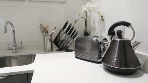 Huge Bedford Apartment For Business Workers By Comfy Workers