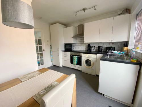 The Grove Extra Cosy 2 Bed Town House Station Location