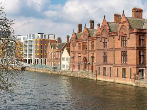 Large Contractor Apartment - Bedford Town Centre By Comfy Workers