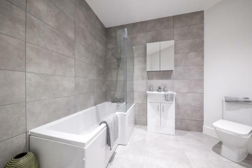 Large Contractor Apartment - Bedford Town Centre By Comfy Workers