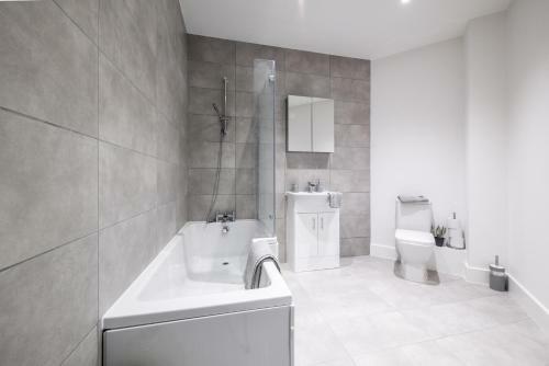 Large Contractor Apartment - Bedford Town Centre By Comfy Workers
