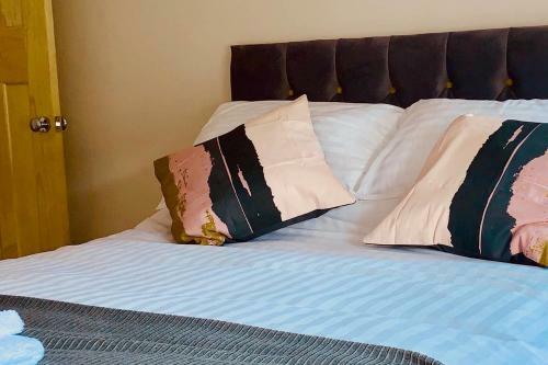 Ebor. *cosy*homli*parking*wifi*smart