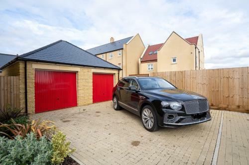 Impeccable 5-bed House In Bicester