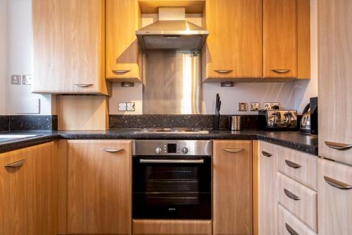 Luxury 2 Bed Central Apartment Parking & Balcony
