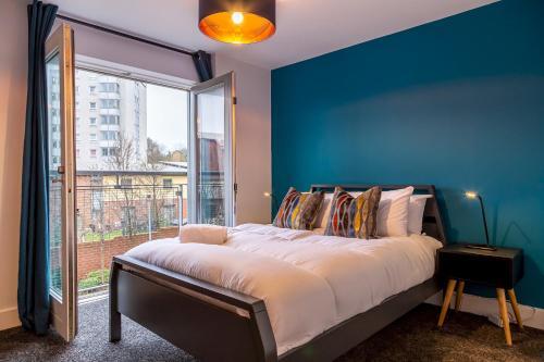 Luxury 2 Bed Central Apartment Parking & Balcony