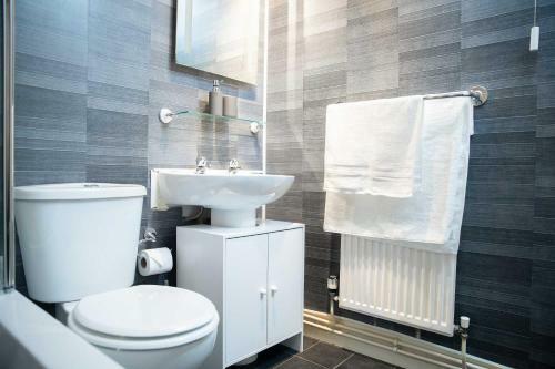 Luxury Two Bed Apartment With Canal Views