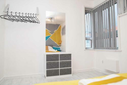 Luxury Two Bed Apartment With Canal Views