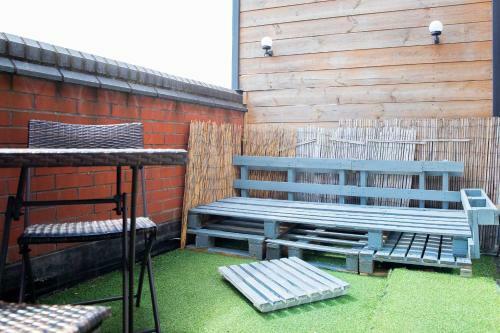 Luxury Two Bed Apartment With Canal Views