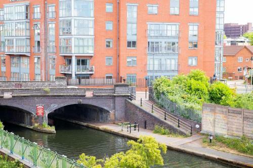 Luxury Two Bed Apartment With Canal Views