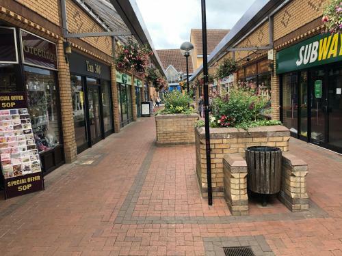 Apartment In Bourne With Alexa Netflix And 50 Tv