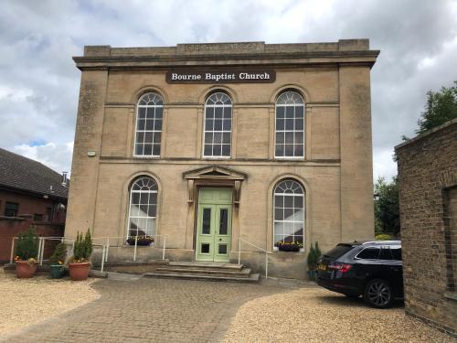 Apartment In Bourne With Alexa Netflix And 50 Tv