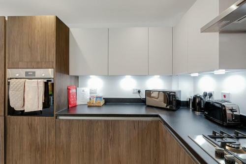 Bracknell Modern And Outstanding 4 Bedroom House, Sleeps 8