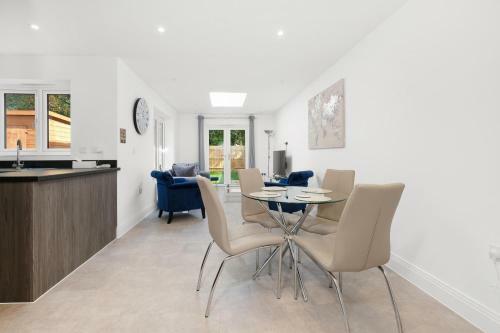Bracknell Modern And Outstanding 4 Bedroom House, Sleeps 8