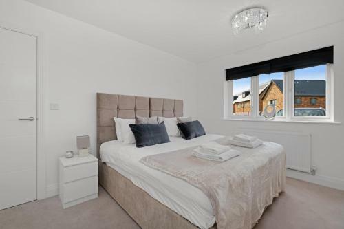 Bracknell Modern And Outstanding 4 Bedroom House, Sleeps 8