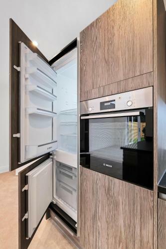 Bracknell Modern And Outstanding 4 Bedroom House, Sleeps 8