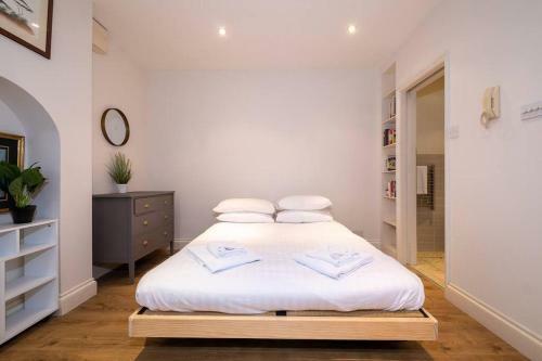 Large Regency Studio Apartment Near The Sea
