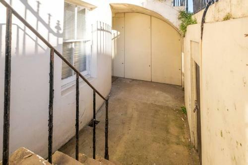 Large Regency Studio Apartment Near The Sea