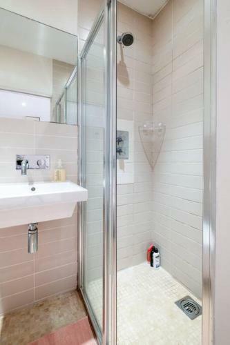 Large Regency Studio Apartment Near The Sea
