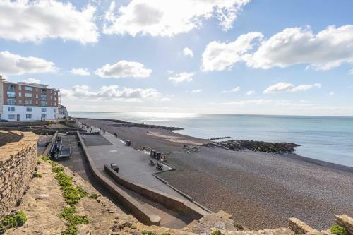 Smugglers View 3 Bedroom Historic Cottage Direct Sea Views