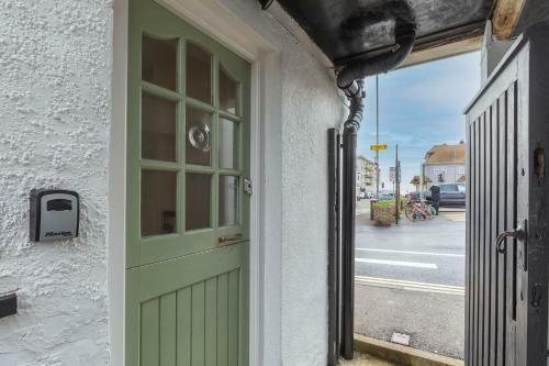 Smugglers View 3 Bedroom Historic Cottage Direct Sea Views