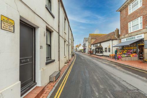 Smugglers View 3 Bedroom Historic Cottage Direct Sea Views