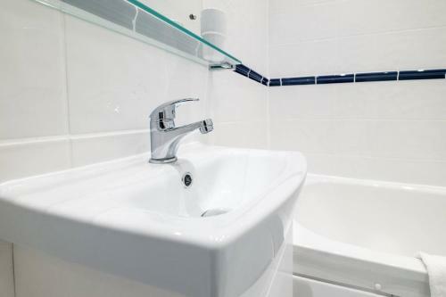 Apartamento Charming, Bright & New Beach Balcony Flat