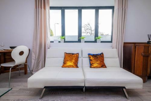 Light, Bright & Beautiful Apartment With Parking