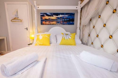 Stylish Townhouse + Parking, Seconds From The Sea