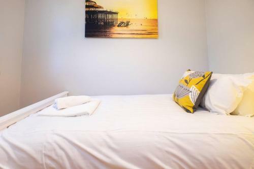 Stylish Townhouse + Parking, Seconds From The Sea