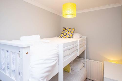 Stylish Townhouse + Parking, Seconds From The Sea