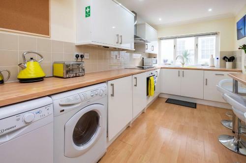 Stylish Townhouse + Parking, Seconds From The Sea
