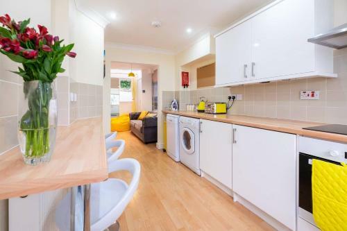 Stylish Townhouse + Parking, Seconds From The Sea