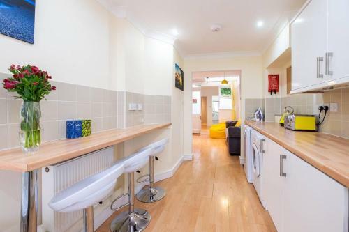 Stylish Townhouse + Parking, Seconds From The Sea