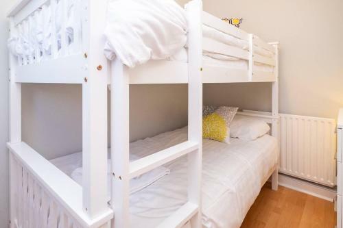 Stylish Townhouse + Parking, Seconds From The Sea