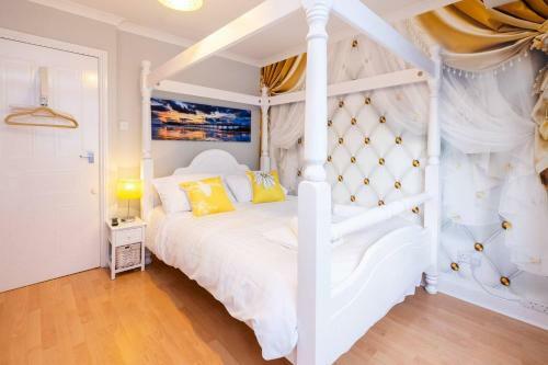 Stylish Townhouse + Parking, Seconds From The Sea