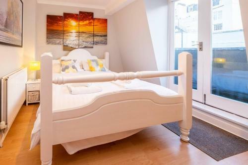 Stylish Townhouse + Parking, Seconds From The Sea