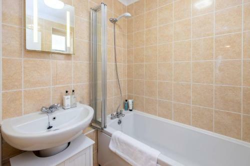 Stylish Townhouse + Parking, Seconds From The Sea