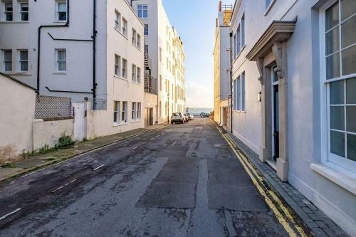 Stylish Townhouse + Parking, Seconds From The Sea
