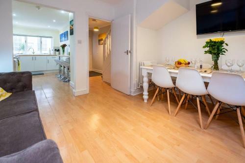 Stylish Townhouse + Parking, Seconds From The Sea