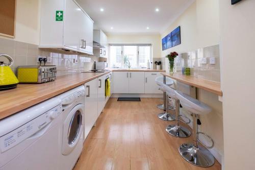 Stylish Townhouse + Parking, Seconds From The Sea