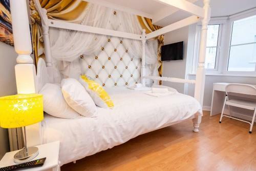 Stylish Townhouse + Parking, Seconds From The Sea