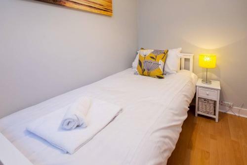 Stylish Townhouse + Parking, Seconds From The Sea