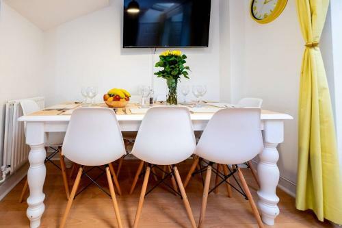 Stylish Townhouse + Parking, Seconds From The Sea