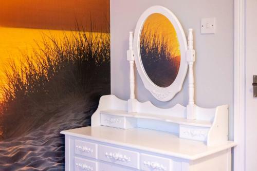 Stylish Townhouse + Parking, Seconds From The Sea