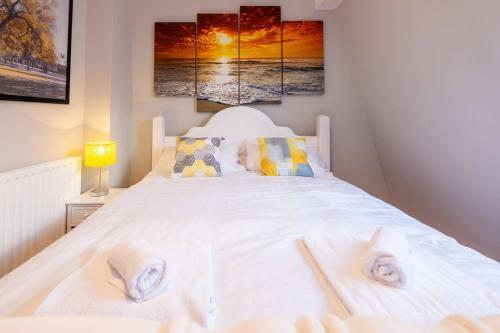 Stylish Townhouse + Parking, Seconds From The Sea